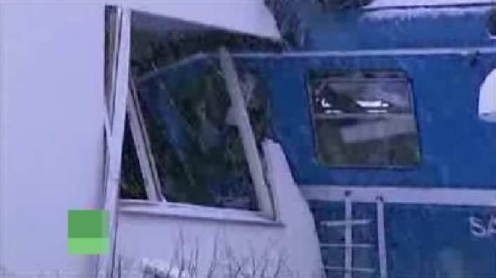 A furat un tren şi a intrat cu el într-o vilă, în toiul nopţii